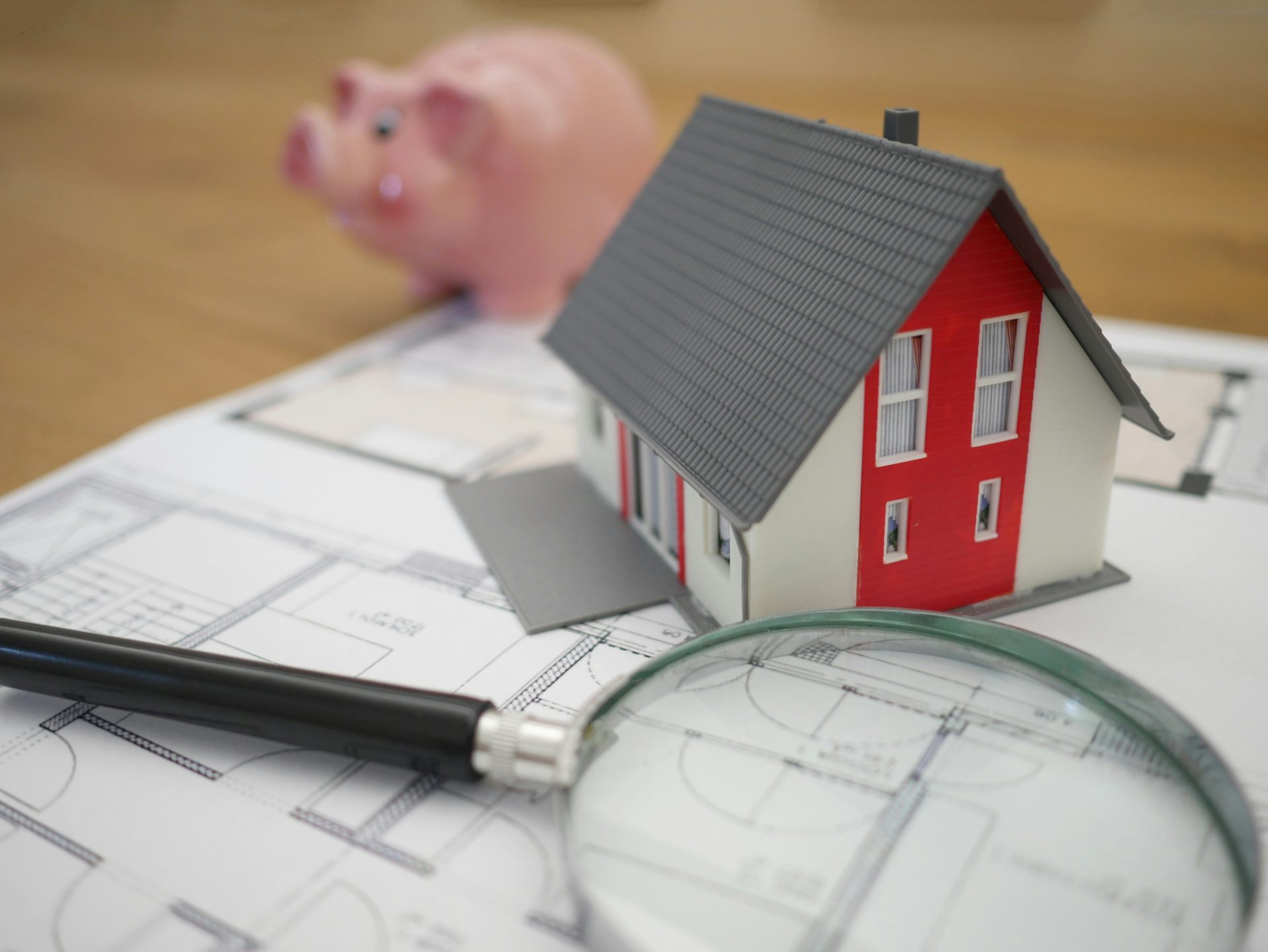 House model, piggy bank, magnifying glass.
